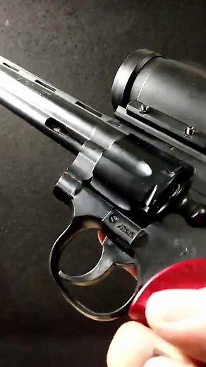 [Crown] Revolver with Red Dot Sight [Colt Python Hunter 8-inch] The large red dot sight and cross...