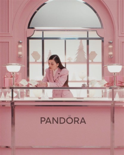 Los regalos de #Pandora llenan sus fiestas de alegría. 🎅 #PandoraMoments | Pandora