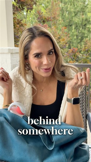 Once you have a handbag with a built-in water bottle holder, there’s no going back. 🙌🏼 #momlife