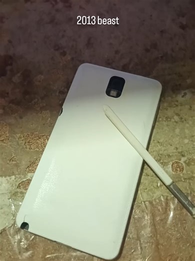 The Samsung Galaxy Note 3 is a landmark device in the evolution of large-screen smartphones, often considered one of the most influential “phablets” ever released. Introduced in 2013, it was designed to combine high-end hardware with productivity-focused software, setting a benchmark for power users and professionals. The device features a 5.7-inch Super AMOLED display with a Full HD resolution (1920 × 1080), delivering a pixel density of approximately 386 ppi. For its time, this panel offered e