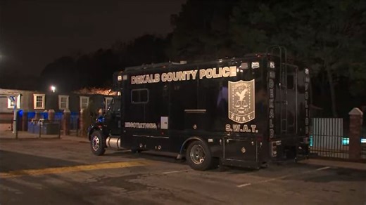 Man arrested after police, SWAT surround apartment complex in DeKalb County