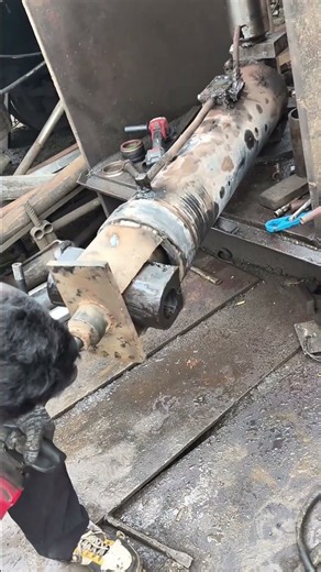 Hydraulic Cylinder Disassembly & Threaded End Cap Removal Process