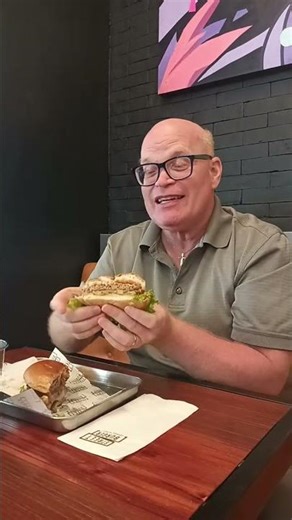 BURGER CHALLENGE PART 2, Gordon Ramsey Burger vs Plantation Bay Burger at Route 66