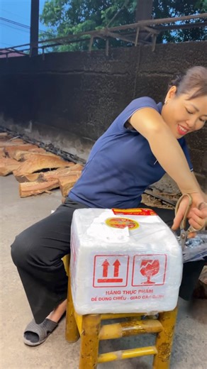 1.8M views · 7.6K reactions | Cá kho hoàn về có ăn được không ??? #dacsanvungmien #cakhongon #mónngonmỗingày #monanngon #Cá_kho_làng_vũ_đại #Cá_Diếc_Kho #cakhovudai #CáDiếc #monquaynghia | Cá Kho Làng Vũ Đại - Quê Anh Chí | Facebook