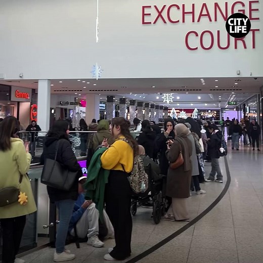Hundreds of people queued in the Arndale for hours, with some even waiting all night | Manchester Evening News