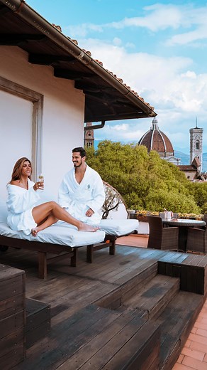 LUANA & FRED | Luxury Travel & Lifestyle on Instagram: "ROOFTOP GOALS IN FLORENCE 😍 Stunning suite with balcony, jacuzzi and panoramic views of Florence. 📍 @sinavillamedici Can you spot the iconic Cathedral of St Maria del Fiore? 🇮🇹 •••••• COBERTURA EM FLORENÇA 😍 Suíte deslumbrante com varanda, jacuzzi e vista panorâmica de Florença. 📍 @sinavillamedici Você consegue ver a icônica Catedral de Santa Maria del Fiore? 🇮🇹"