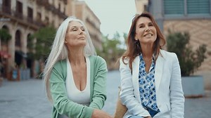 Schöne Seniorinnen, die sich draußen in: Stockvideos & Filmmaterial (100 % lizenzfrei) 3654235731 | Shutterstock