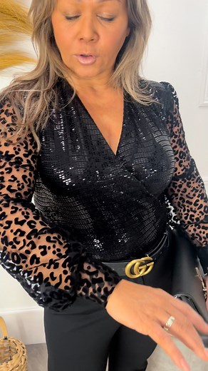 ✨🩱🖤 SPARKLE BODY IVY - €24,95🖤🩱✨ https://tuttebellerotterdam.nl/products/sparkle-body-ivy-zwart Een prachtige sparkle chique body met een mooie v-hals en gaas mouwen met een fluwelen luipaard motief erop. 🥰 Eén en al vrouwelijkheid! 😍 Hier gecombineerd op onze Pamela pantalon. 👌 https://tuttebellerotterdam.nl/products/pantalon-pamela-zwart Veel plezier met shoppen en liefs, Team 🌸 Tuttebelle 🖤🩱✨ | Tuttebelle fashion Rotterdam