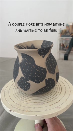 Coloured slip/engobe decoration and sgraffito incising to give a bit more interest. I’m almost at the point of having enough pieces to test out th kiln #engobe #cobalt #slip #blue #ceramics #ceramica #alfareria #pottery #art #artisan #handmade #mud #barro #ceramicstudio #tallerdeceramica #mindfulness #meditative #sasceramics #hinojares #jaen #andalucia