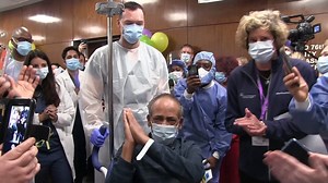 Whether it’s 100, 1,000, or 5,000 patients, NYC hospitals have broken out into 🎵 when someone beats coronavirus and is discharged. Here’s a look at some of those celebrations helping bring the ☀️ out in grim times. | Spectrum News NY1