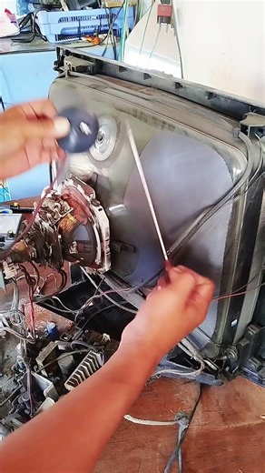 safety when removing the EHT flyback cable from a CRT TV #oldtv #repairtv #shorts #shortyoutube