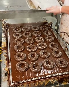 631K views · 1.8K reactions | I do-nut think I could work here without aiming that jam filler right into my mouth  | LADbible Australia | Facebook