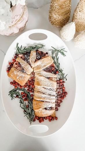 A Holiday Classic! 🎄 ❤️ . I shared this recipe in 2022, and it remains a cherished favorite! This simple yet special treat has been made by many before, but in my home, it's a Christmas tradition. Easy and perfect for the holiday season! Happy Sunday 🥰 . . #christmasrecipes #christmas2025 | Mimi Marko Blog