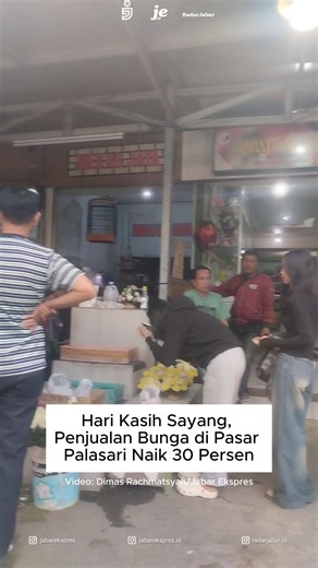 Jabar Ekspres on Instagram: "Suasana Pasar Bunga Palasari, Kota Bandung, tampak lebih ramai pada Sabtu (14/2) seiring perayaan Hari Valentine. Pedagang menyebut penjualan bunga meningkat sekitar 30 persen dibanding hari biasa, dengan bucket bunga warna merah dan pink paling banyak diburu, terutama oleh kalangan pelajar dan mahasiswa. Selain momen Valentine, permintaan bunga juga meningkat menjelang Ramadan, terutama bunga tabur yang dalam sepekan terakhir naik hingga 70 persen. Pedagang berharap