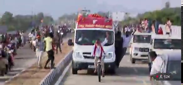 Reminds me of the Docomo ad by Anna 😍😍Man’s just enjoying and having the time of his life. Looks like this is what he’s always wanted to do and this is where he wanted to be.Kudos to the protection given by the police throughout today 🙌. Feels good to see him like this 😇