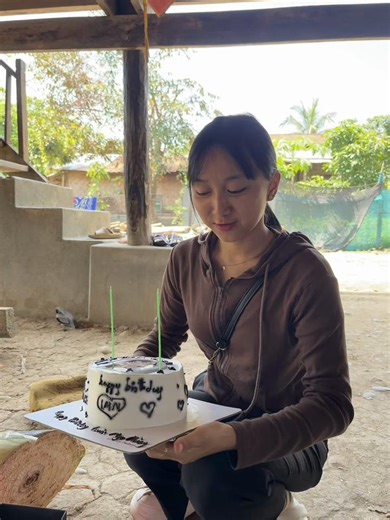 မောင်လေး၏ (20) နှစ်ပြည့် မွေးနေ့ | လက်ဆောင် နာရီ