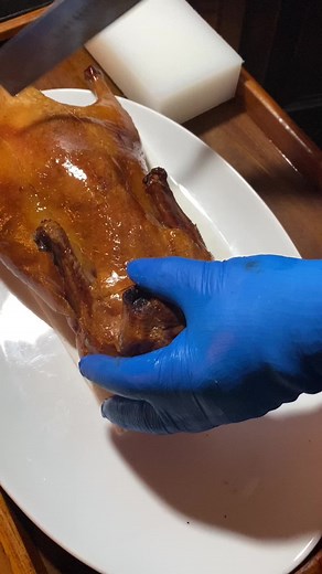 Duck carving at mott 32 #rainaiscrazy #fyp #vegas