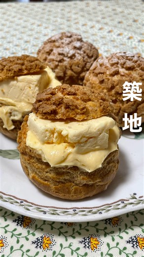 リンリングルメ on Instagram: "関東のグルメを毎日紹介→@rinrin99999 マツコさんも絶賛した唯一無二の激ウマシュークリーム😍 先日マツコの知らないシュークリームの世界で紹介され以前より更にお客さんが押し寄せる、 ロッカドウ ファクトリーさんに久々の再訪😊 今回番組で紹介された無上バターシュークリームを注文😋 見た目からめっちゃ美味しそうじゃない？ エシレバター、カルピスバターをふんだんに使いクリーム自体も二層になり今までにない味わいに😋 極め付けはクリームの上に乗ったバター🧈 多少の塩気はあるだけで、クリームの甘さを邪魔する事無い クリームもなめらかで濃厚でめっちゃ美味しい😋 もう一つのバニラシュークリームは、サクサクのシュー生地にマダガスカル産バニラビーンズを使用したクリームがたっぷり入っており、甘くてとっても美味しい😋 個人的にはシンプルなバニラシュークリームがオススメかな😊 スタッフさんの接客もよく美味しいので皆様是非☺️🩷 —————📍〜お店情報〜📍————— ＜店名と最寄駅＞ ロッカドウ ファクトリー 築地駅から徒歩5分 🏠 東