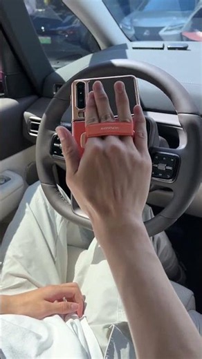 You absolutely must try this Huawei Purax phone case with its wrist strap and rotating stand!