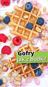 🧇 Zrób gofry jak z budki! 🧇Chrupiące z zewnątrz, mięciutkie w środku🔥❗️Nie zapomnij o tych 10 zasadach:👉 Oddziel żółtka od białek.👉 Dodaj szczyptę soli.👉 Ubij białka na sztywną pianę.👉 Zmiksuj: żółtka, mleko, miód, masło i cukier.👉 Przesiej mąkę przez sitko i zmiksuj. 👉 Dodaj ubite białka i powoli wszystko wymieszaj.👉 Rozgrzej gofrownicę.👉 Nałóz ciasto i piecz. Nie otwieraj przed czasem!👉Przygotuj kratkę, na której położysz gofry. 👉 Podawaj z ulubionymi dodatkami!📌 Zapisz ten przep