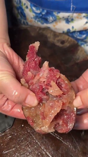 在我们四川，腊肉香肠都是用柴火烟熏的，新鲜肉制作，看的见的品质，没有任何添加剂防腐剂，喜欢的可以找我带点回去尝尝#香肠 #四川烟熏麻辣香肠#分享家乡美食