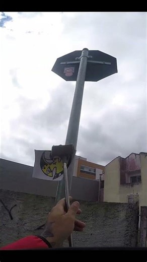 Colando adesivo por São Paulo