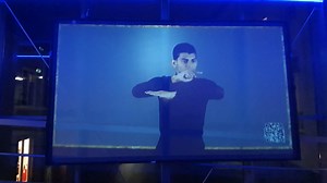 Seit November läuft bei uns im Übergang über der Brunnenstraße ein Poetry Deaf Slam in Gebärdensprache. Sobald es dunkel wird könnt ihr die Projektion sehen. Videokünstler Kai Fobbe zeigt den Gebärden Poetry Slam auf Fassaden im öffentlichen Raum und jetzt auch bei uns! Zu sehen sind die Künstler*innen Tom-Adrian Wojtas, Laura Levita Valyte, Indika Sandaruwan, Rafael-Evitan Grombelka Ihr hättet gerne eine Rückübersetzung? Dann empfehlen wir euch die App motionartview, die ihr euch im Google Play