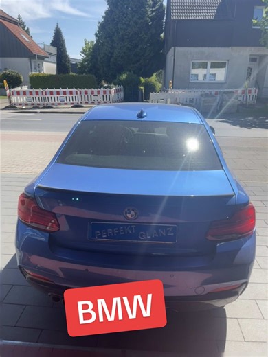 🔵 BMW 3er – sportlich, elegant & im perfekten Glanz 🔵 Dieser BMW 3er war bei uns zur kompletten Fahrzeugaufbereitung – und das Ergebnis kann sich sehen lassen 😍 ✨ Unsere Leistungen im Überblick: ✔️ Intensive Außenwäsche & Lackaufbereitung ✔️ Tiefenglanz für den blauen Lack 🔥 ✔️ Innenraum gründlich gereinigt & aufgefrischt ✔️ Detailarbeit für ein perfektes Gesamtbild 📸 Vorher–Nachher Effekt: Der Lack strahlt wieder und der BMW wirkt deutlich frischer, sportlicher und hochwertiger ✨ 💬 Gerade