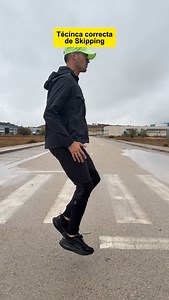 🏃‍♂️💥 El skipping no es solo subir rodillas. 👉 Es alineación, reactividad y control. Si apoyas justo bajo tu centro de gravedad, cada zancada se vuelve más eficiente y potente. 🔥 Entrenar la técnica = correr mejor y lesionarte menos. 💬 ¿Tú también trabajas tu técnica o solo sales a correr? 👇 👉 Quieres aprender más consejos como estos? 😉 Únete a nuestra comunidad de WhatsApp—> Link en mi perfil 📥 #RunningTips #TécnicaDeCarrera #TrainElite #RunnerLife #Biomecánica #Rendimiento #RunningDri