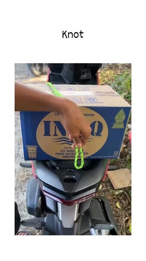 universal mems on Instagram: "The post features a 31-second video tutorial demonstrating a quick tension knot using a green rope to securely lash a box of Inaqo bottled water onto the rear rack of a red Honda Vario scooter, ideal for urban delivery or errands in regions like Indonesia where scooters dominate transport. , a DIY account sharing bite-sized hacks, it has garnered over 11,000 likes and 593,000 views since 2025, with replies from scooter enthusiasts requesting adaptations for models l