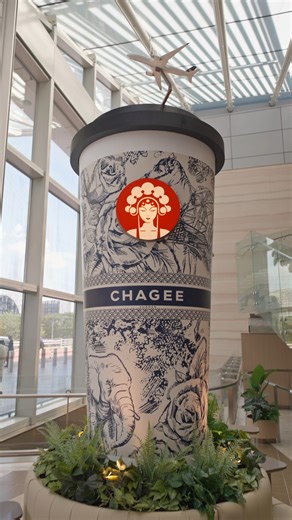Tea lovers, we've landed at Changi T2 💙 Spot the giant cup (with a CHAGEE ✈️ on top!), sip your favourite brew, and take us along on your journey. 📍 CHAGEE Changi Airport Terminal 2, Departure Hall (Level 2) #CHAGEESG #CHAGEETOGETHER | Chagee Singapore