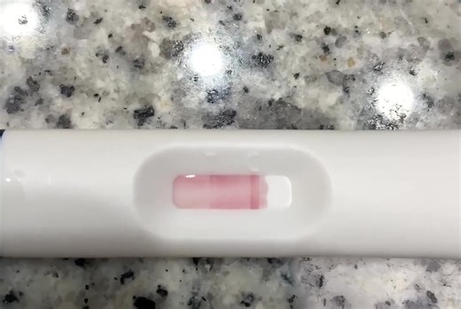 #posta Ho fatto stamani un test eurospin con tappo blu e mentre il reagente saliva è comparsa subito una linea rosa e ben visibile su T (allego video) poi piano piano iniziava a sbiadirsi ed è rimasta come nella seconda foto. Due giorni fa feci un test first preadict (tappo rosa) e più o meno ha dato lo stesso stesso risultato. Non so se sono questi test che reagiscono così anche se poi effettivamente sono negativi oppure se può essere positivo. Premetto che l’ho fatto per “curiosità” perché anc