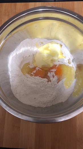 banana bread!!! the recipe is mary berrys banana loaf by the way if anyone wants to make it, i would reccomend!!! #fyp #bananabread #baking #food