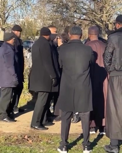 Anthony Joshua attended the funeral to pay his final respects to his close friends, Sina Ghami and Latif “Latz” Ayodele. The boxing champion joined family and friends to honor the two men, who were an important part of his inner circle. Our thoughts and prayers are with their loved ones. #3musictv | 3 MUSIC