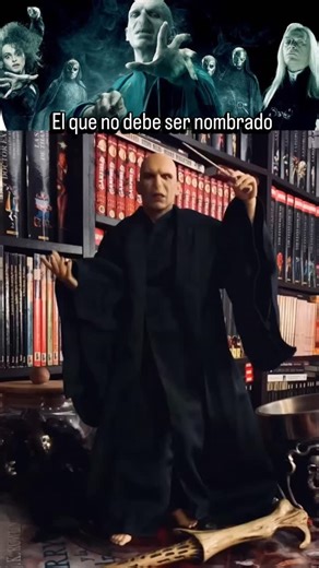 JuanJo Rivera 🇺🇾 on Instagram: "✨ Lord Voldemort: el Señor Tenebroso del Mundo Mágico ✨ Conocido por todos como Lord Voldemort, este icónico villano del universo Harry Potter nació como Tom Marvolo Riddle el 31 de diciembre de 1926 en un orfanato de Londres, Inglaterra. Su madre, Merope Gaunt, una bruja descendiente de Salazar Slytherin, murió poco después de dar a luz; su padre, Tom Riddle Sr., un Muggle, lo había abandonado antes de su nacimiento. Crecer sin amor y en un entorn