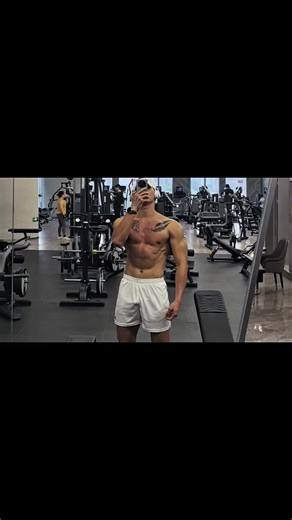 Lower limb strength explosive training: The movements are stable and flexible, the rhythm of the movements is controlled, and the rest between groups is 60 to 90 seconds. #slimbelly #slimbell #fatloss #健身 #胸肌 #腹肌