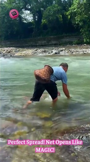 Casting Net MASTER: Watch Him Throw A PERFECT Net For HUGE Fish Hauls! 🎣🌊🤯 #TraditionalFishing