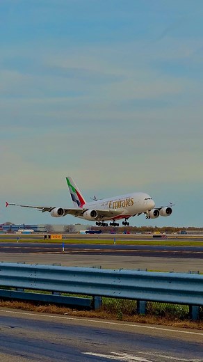 ✈️ (Engine, Wind-blasted Audio) Emirates A388 landing at New York JFK from Dubai DXB | SpottingOwl