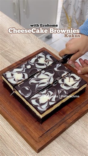 Ulfa Rachma - Dapur Gulapedia on Instagram: "Cheesecake brownies kukus ala Amanda yang kemarin viral karena rasanya yang enak kalo ditambah ganache gini jadi makin enak. Perpaduan rasa coklat dan keju memang ga pernah gagal. Cocok banget untuk jadi ide jualan atau sajian kalo ada acara di rumah. Btw untuk membuat cake kali ini aku menggunakan Stand Mixer Platinum dari @ecohome_indonesia yang kapasitasnya besar tapi tetap hemat listrik, tampilannya cantik dan kokoh, dengan 6 tingkat kecepatan yg 
