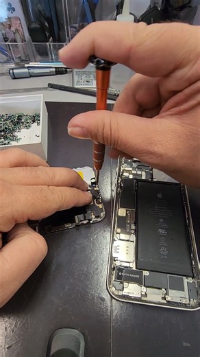 ‎Talphone | תיקוני סלולר וגיימינג‎ on Instagram‎: "האייפון שלכם נראה ככה? 😱 אל תחכו שהזכוכית תיכנס לכם לאצבע! החלפת מסך מהירה ומקצועית במעבדה של טל-פון. משתמשים רק בחלקים איכותיים כדי שהמכשיר יחזור להרגיש כמו חדש. ✨ שתפו חבר שנשבר לו תמיד האייפון! מחכים לכם בקניון עופר, מעלה אדומים! המעבדה הוותיקה בעיר. 👇 #אייפון12 #תיקוןסלולר #מעלהאדומים #טלפון #תיקוןמסך #AppleIsrael"‎