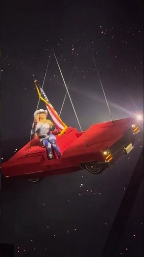Beyoncé’s flying car prop malfunctions during concert