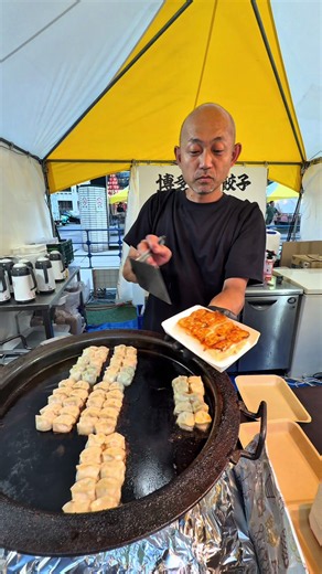 福岡で1000円の小籠包🇯🇵 📍福岡天神祭2026 【博多一口餃子たけとら】 【住所】 福岡県福岡市中央区天神1-8-1 福岡市役所西側ふれあい広場 【開催期間】 2026 7/17〜8/23 【営業時間】 17:30〜22:00 【入場料】 無料 【電話番号】 公式HPをご確認下さい 【駐車場】 無し(近隣コインパーキング有り) #streetfood #福岡グルメ