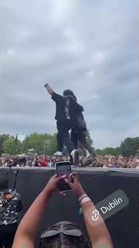 Asake invited a fan in stage #asake #subscribers #concert #dance #shortsviral #shorts