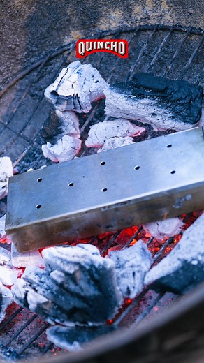 🔥 Ahumador Quincho BBQ 🔥 Lleva tus asados a otro nivel con el ahumador Quincho. Diseñado para dar ese toque ahumado perfecto a carnes, pescados, pollo o pizzas, permite experimentar con distintas maderas y sabores únicos. Su diseño distribuye el humo de forma pareja, envolviendo tus preparaciones y potenciando el sabor de cada bocado. Desde el primer encendido, sentirás la diferencia: más aroma, más carácter y todo el espíritu Quincho en tu parrilla. Porque en Quincho, el fuego es parte del sa