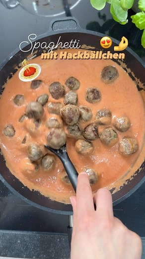 Spaghetti mit Hackbällchen in Tomaten-Sahnesauce 🍝😍🤌 Für 4 Personen: 400 g Rindergehacktes 1 Zwiebel 4 EL Paniermehl 1 Ei 1 TL Kreuzkümmel 1 TL Salz 1/2 TL Pfeffer 1/2 TL Paprikaflocken (Pul Biber) Hand Voll Petersilie 4 EL Mehl zum Wälzen 3 EL Olivenöl zum Ausbacken Für die Tomaten-Sahnesauce: 2 EL Olivenöl 2 Knoblauchzehen 1 gestrichenen TL Salz 400 g passierte Tomaten 250 g Sahne (z.B. fettreduziert) Außerdem: 400 g Spaghetti So einfach geht’s: Alle Zutaten für die Hackfleischmasse 2 Minut