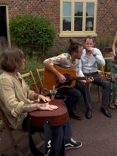 D e i r o on Instagram: "No iba a subir nada, o como siempre, no sé qué subir. Así que me decidí en publicar lo que siento y ya está. Quiero agradecer de corazón a todas las personas que me aguantaron este año. Para mí fue un año donde me empecé a tirar por completo a la música, animarme a salir a cantar solo, empezar a creer en mi. No es fácil, hay veces que tengo miedo y que pienso en dejarlo todo, en que hay miles mejor que yo, que empecé tarde… pero luego agarro la guitarra y empiezo a canta