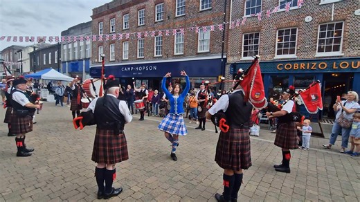 25K views · 352 reactions | Reading Scottish Pipe Band performing in Northbrook Street. | newburytoday | Facebook