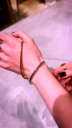 Bangles ya Magic? ✨ Yeh unique palm-cuff design hai sabse hatke! #HandCuffBangles #song #threadbangl