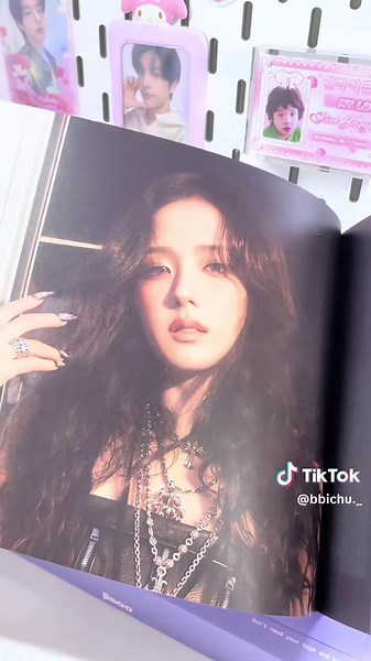 Unboxing Jisoo's First Album of 2025