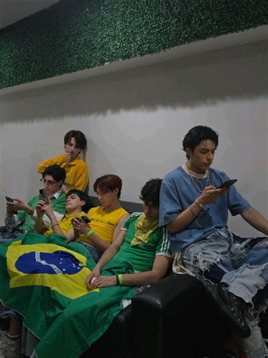 ENTRE CARICIAS Y ROCES 💗 parte 24 ✨ espero que les guste la verdad es que no tenía mucha imaginación, recuerden etiquetar a los q_are💙 #jomin #faiden #sebin #q_are #paratiiiiiiiiiiiiiiiiiiiiiiiiiiiiiii . . @Q_ARE 💙